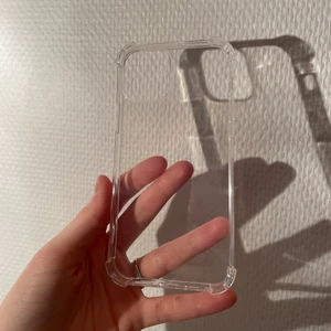 iPhone 12 skal  -  Helt nytt skal till iPhone 12, frakten är 14kr med PostNord. Packas säkert i bubbelplast och postbevis samt gåva ingår alltid, pris sänks inte !! 