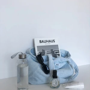 Terry tote bag - Handgjord tote bag i frotté tyg. Av återvunnet tyg. Finns mer på bernh.se💙💙 36x32x9 cm