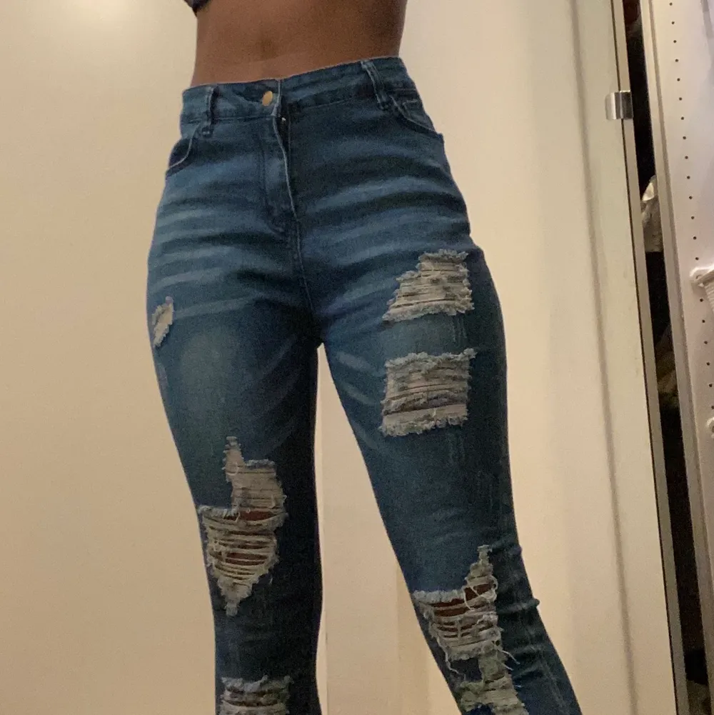 I love the jeans and I have never worn it but it so big at the waist.       Jag älskar jeansen och jag har aldrig burit dem men de är så stora i midjan.. Jeans & Byxor.