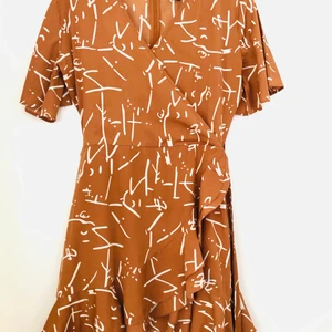 Underbar klänning från Cornwall!  - Oanvänd klänning, 100% polyester. Märkt UK 12 men sitter som en smäck på mig som är XS.