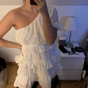 En klänning från Dennis maglic - En perfekt student eller skolavslutningsklänning eller kanske bara till nått lite festligare😊