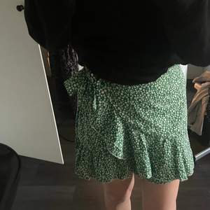 Grönblommig kjol, aldrig använd. Köparen står för frakten💕