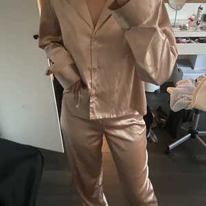 Satinpyjamas - Melly satinpyjamas från bikbok i en beigeguldig färg, endast provad. Köparen står för frakten💕💕