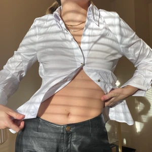 ZARA skjorta - Vit skjorta från Zara med guldiga knappar