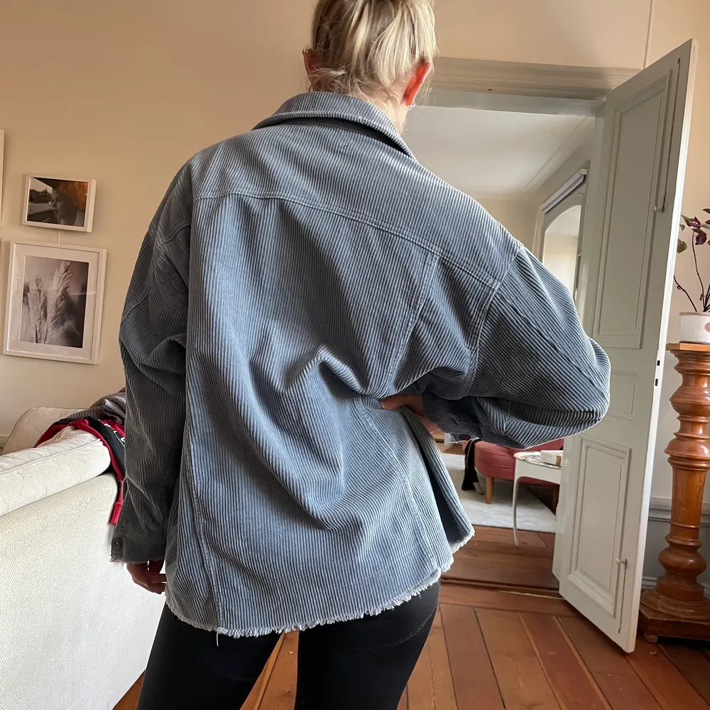 Ascool jacka nu till våren från zara. Använd fåtal gånger. Står storlek S men den är oversized så passar M med.. Jackor.