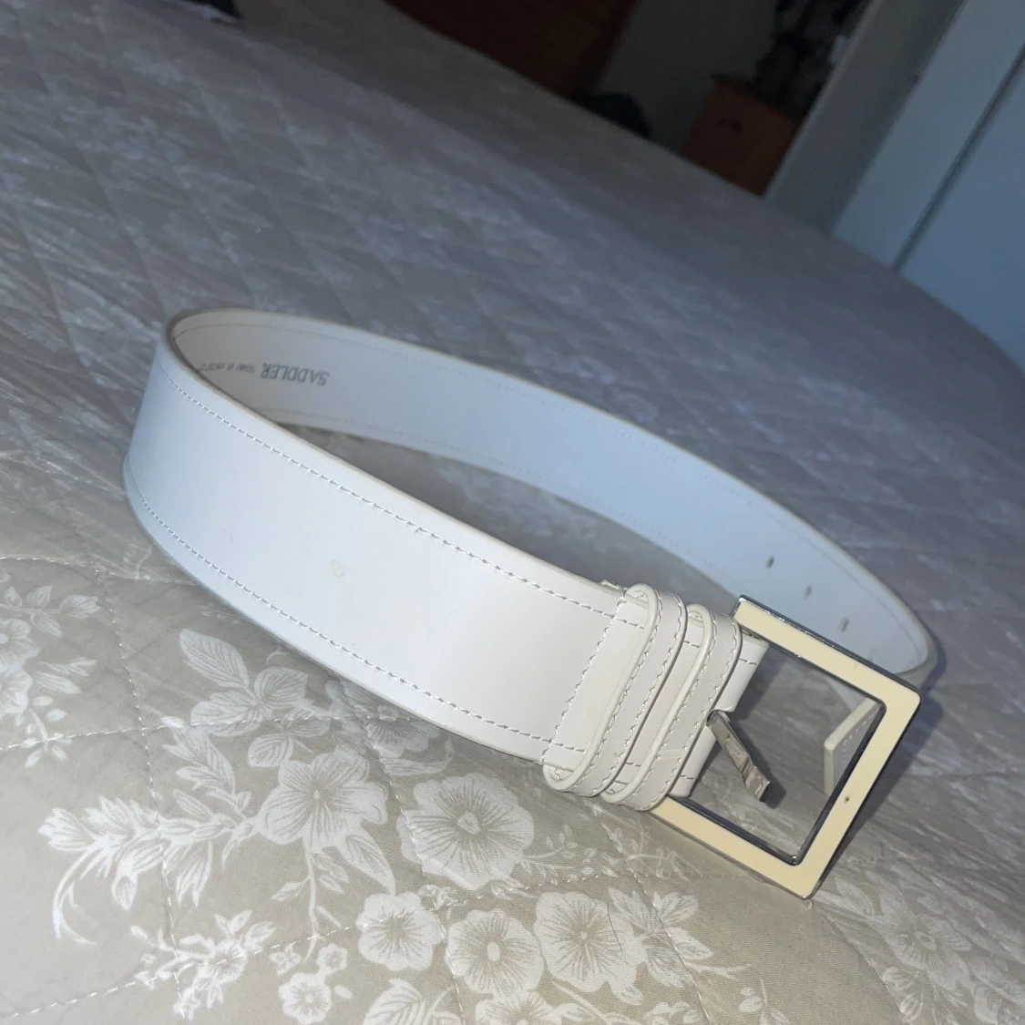 Vitt skärp (märket är saddler) - 90