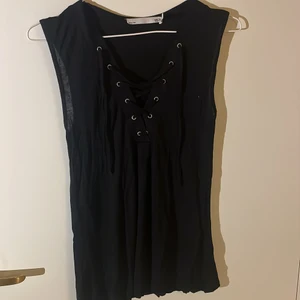 Svart tröja - Svart tröja med knytning. Säljer då det inte är min still.