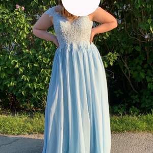 En fin blå balklänning i storlek 40 som jag köpt hör på Plick men som tyvärr inte passade därav inte mina bilder. Jag köpte den för 1200kr och säljer den lite billigare