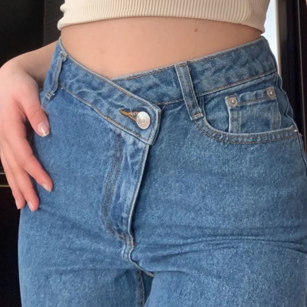 Detta är ett par blå jeans från NA-KD i strl 34 säljer dessa eftersom dem tyvärr inte kommer till användning, den är designad så att gylfen sitter snätt 💕. Dem är även i jätte bra skick och säljer dem för 150+ Frakt🥰❤️‍🔥. Jeans & Byxor.