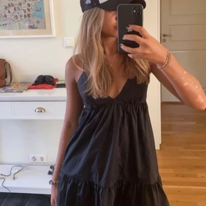 Super fin sommar klänning - Säljer en super fin sommar klänning i super mjukt material! Super trendig och super fin☺️ storlek S men passar nog M med och Xs:) kom privat för intresse ! Högsta bud: 760