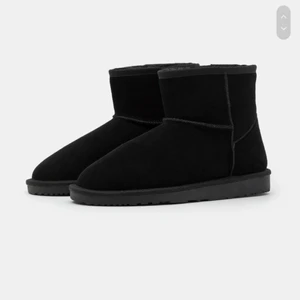Uggs (ej äkta) - Säljer mina vinterskor nu då jag inte använder dom längre. Skorna är i bra skick. Skorna är I stlr 38-39. Hör av dig vid frågor eller om du vill ha fler bilder💗