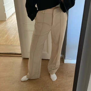 Kostymbyxor - SKIT snygga kostymbyxor från nakd, stl 34. Säljer endast pga lite förstora för mig :(( beige. Knappt använda, inga defekter 