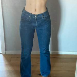 Säljer mina super snygga Levis. Modellen är straight / 501 och är i storleken XS/S. Bara skriva för fler bilder eller frågor🥰🥰