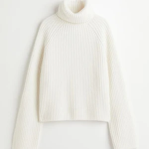 Ribbstickad polo tröja - Säljer denna fina rinbstickade polo tröjan! Säljer den  pågrund av att jag kände att de inte är min stil men kunde inte lämna tillbaka då jag slängt kvittot. Köptes för cirka 2veckor sedan och har använt den endast 1 gång så den är i perfekt skick! Storlek XS men passar även S!