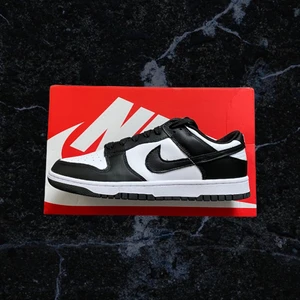 Nike Dunk ”Panda” - Finns i olikas storlekar just nu 41 och 42 men går att speciall beställa i din storlek men då kan frakten ta lite längre tid! Helt nya med kvitton skickas dubbelboxade o spårbart!