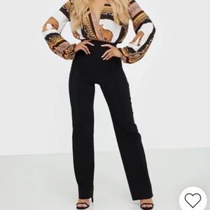 Svarta kostymbyxor från Nelly storlek S - Svarta kostymbyxor från Nelly. Använda ett par få gånger eftersom dom är för korta på mig. Jag har sytt upp dom själv. De passar till dom som är mellan 155-165cm långa. Storlek XS. Skickar gärna fler bilder 💕