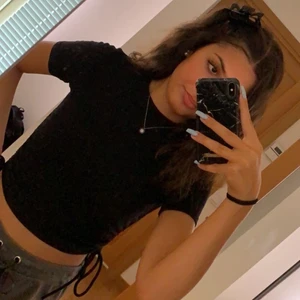 Top/t-T-shirt från Zara - strl S - Svart top / t-Shirt från Zara i strl S 🖤 använt ett par få gånger 🖤säljer den för 80kr 🖤 (kolla min profil)