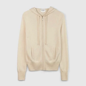 Soft goat zip hoodie - Köptes i våras men känner tyvärr att den är för liten. Väldigt bra skick, inte alls nopprig. Slutsåld på hemsidan. Kan mötas upp i täby eller så kan den hämtas upp i Viggbyholm. Nypris: 2095kr. Budgivning i kommentarerna, minsta höjning är 50kr och den avslutas på torsdag (idag) 22.00!!