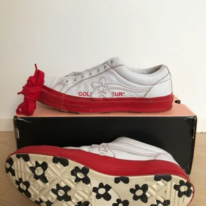 Tyler the Creators Golf le fluer skor - Tyler the creators Golf le fluer x Converse skor, köpta för 1000 kr och säljer nu bara för 400. Skicket är okej, kan förekomma lite flaws och lädret är lite creasat men annars i bra skick. Cond: 7/10. Kom privat för fler bilder👍🏼 Går för 2000 på Farfetch. 