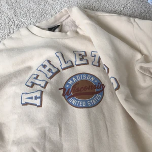 Sweatshirt  - Slutsåld Sweatshirt från Gina, jätte mysig och bekväm sitter snyggt säljer pga att den inte kommer till användning storlek M men passar xs och s också lite oversized fit!