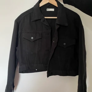 Jeansjacka, strl M - Jeansjacka från Gina, aldrig använt den då jag köpt fel storlek. Nypris 400kr   Frakt tillkommer på 66 kronor. 