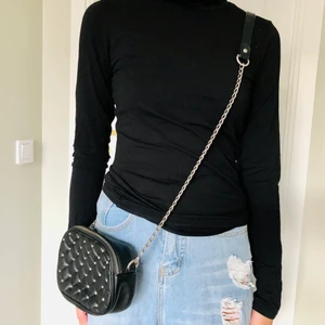 Svart väska axelrem - Svart väskan med flera fack i nyskick.