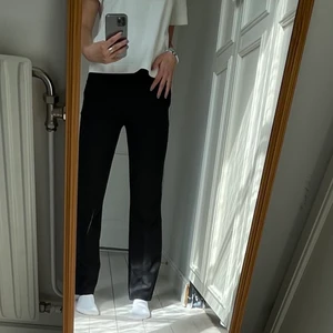 Mid Rise kostymbyxor - Sjukt snygga svarta kostymbyxor med fickor! Säljer pga att jag tyvärr inte fått så mycket användning för dem. Är i storlek 34 men skulle även passa bra som lite oversized 32. Helt i nyskick!