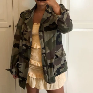 Camo jacka  - Knappt använd militärjacka från Gina. Storlek 34 men lite oversize så passar 36. Frakt 66kr.