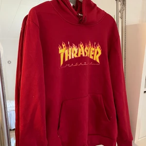 Thrasher hoodie  - Har exakt samma i gult och grått. Skicka meddelande vid intresse! Köpare står för frakt, jag föredrar spårbart frakt för bådas säkerhet. Jag ansvarar inte för postens slarv. 🛍