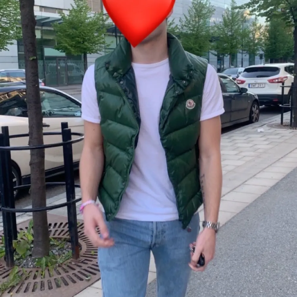 Intresse koll på min killes moncler väst. Fint skick, precis kemtvättad. Tecknade lapen inuti är lite sliten! Storlek 1 så passar dig som vanligtvis har S. Kvitto fins tyvärr inte då de är borttappat, men den är ÄKTA och köpt i en facbook grupp (High end Sweden) köparen står för frakten!!! Köpt för 4500kr. Takit.