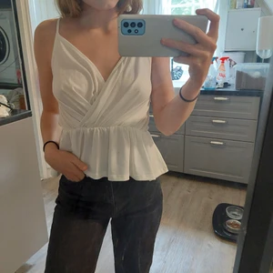 Snygg topp  - Säljer denna fina topp från ginatricot, storlek xs! Den passar inte riktigt mig, men tycker den är sjukt snygg och skön. Passar till fest eller allmäna tillfällen. Köparen står för frakten. ❤