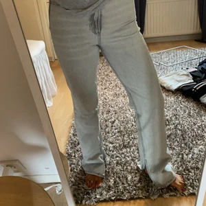 jeans - super snygga ljusgråa jeans fårn ASOS med slits nedtill