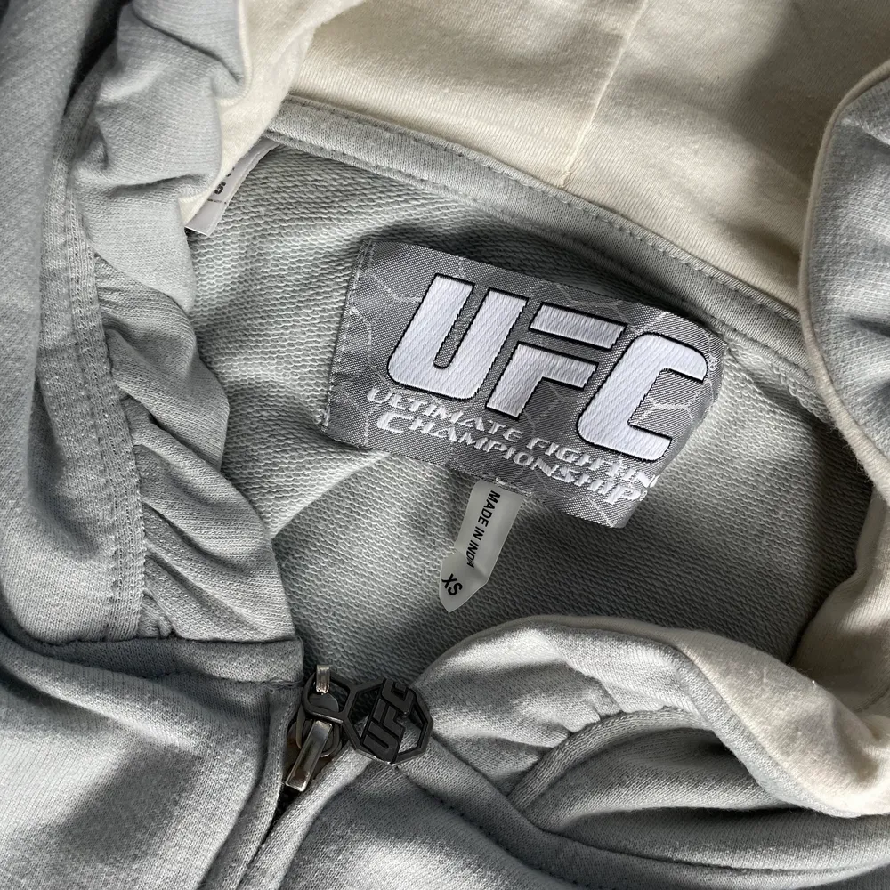 Ljusgrå hoodie från märket UFC i storlek XS, aldrig använd. . Hoodies.