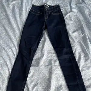 Mörkblåa Levi’s jeans i storlek 24, i superfint skick. 