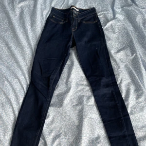Levi’s jeans w 24 - Mörkblåa Levi’s jeans i storlek 24, i superfint skick. 
