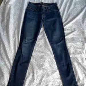 Superfina mörkblåa Levi’s midrise skinny jeans i storlek w 24, i väldigt bra skick. 