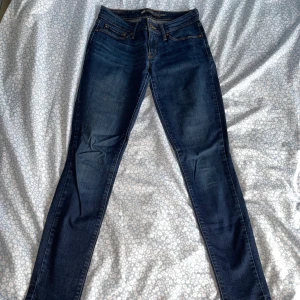 Levi’s jeans w 24 - Superfina mörkblåa Levi’s midrise skinny jeans i storlek w 24, i väldigt bra skick. 