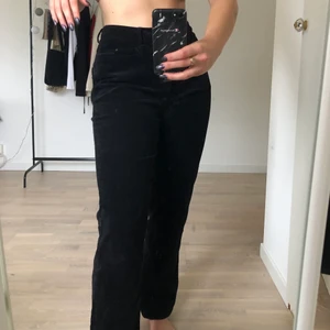 Svarta Byxor - Fina och bekväma lpgmidjade byxor som är i fint skick. De är egentligen storlek 40 men har sytt in midjan så de är lite mindre. Frakt tillkommer☺️