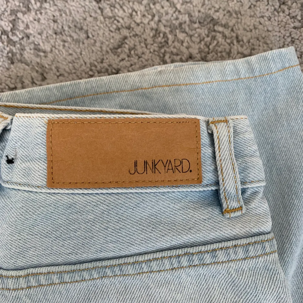 Säljer mina trendiga jankyard jeans då de inte kommer till användning.💕 köptes för 499:- men jag säljer de för 250! (Pris kan diskuteras) Köparen står för frakt! ⭐️. Jeans & Byxor.