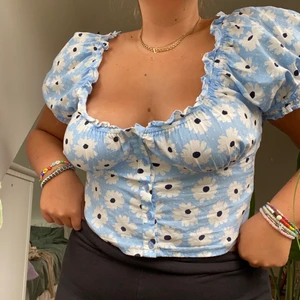 Topp fr. Gina - 💗En superhärlig topp som blivit använd alldeles för lite, strlk 42, passar även 38/40.                                                  Köparen står för frakt, alternativ 1, spårbar frakt 69kr eller alternativ 2 icke spårbart portobrev frakt 48kr! Fotar/filmar självklart vid inlämning av brev…