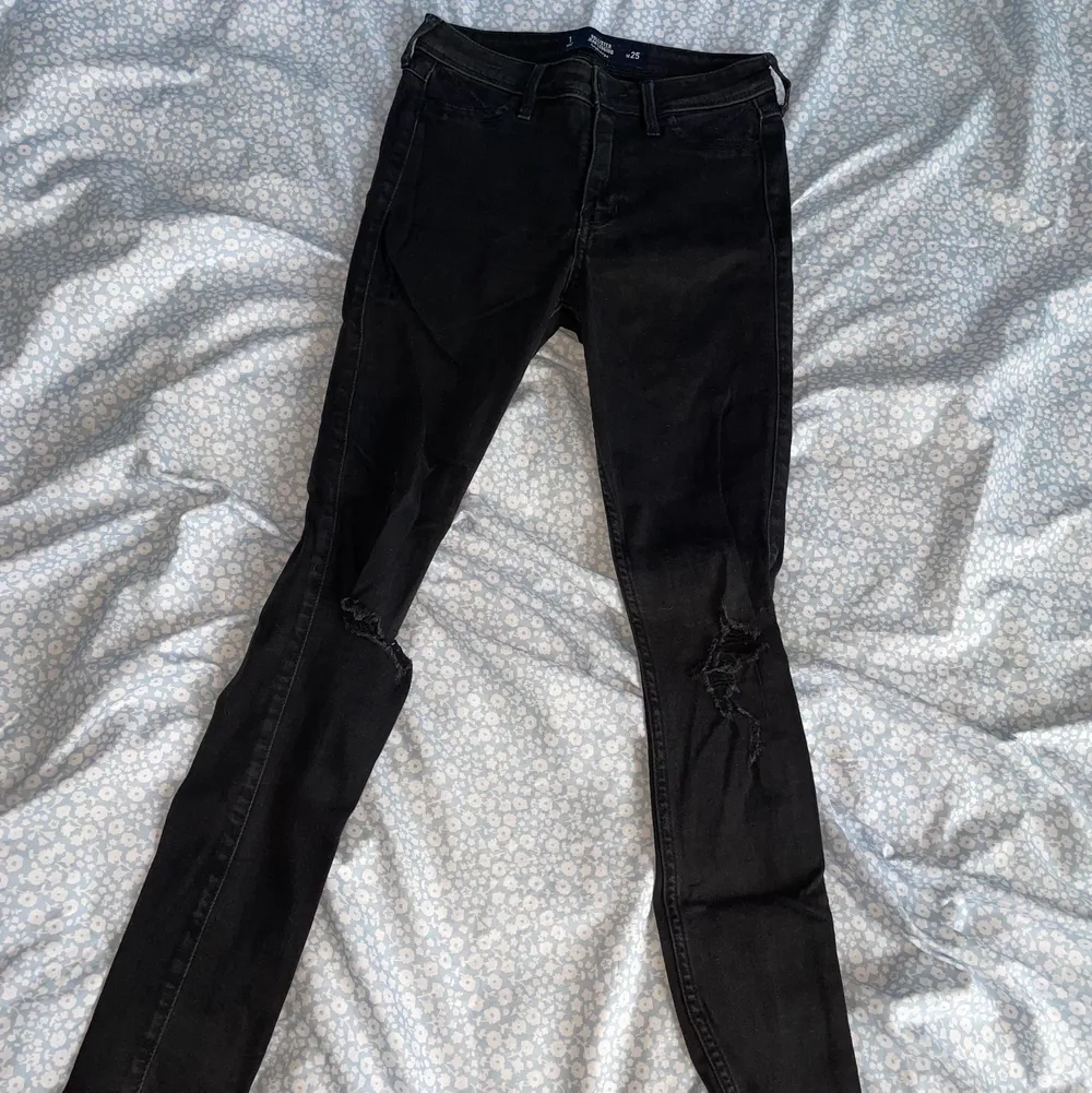 Svarta högmidjade Hollister jeans leggings med slitningar vid knäna, i storlek 25, i superfint skick.  . Jeans & Byxor.