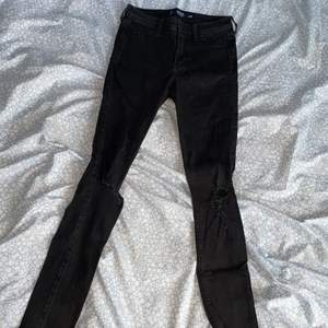 Svarta högmidjade Hollister jeans leggings med slitningar vid knäna, i storlek 25, i superfint skick.  