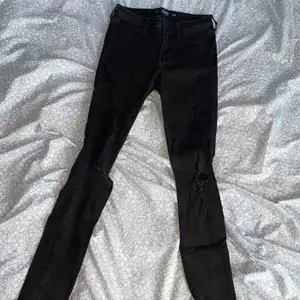 Svarta högmidjade Hollister jeans leggings med slitningar vid knäna, i storlek 25, i superfint skick.  