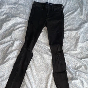 Hollister jean legging w 25 - Svarta högmidjade Hollister jeans leggings med slitningar vid knäna, i storlek 25, i superfint skick.  