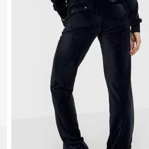 Svarta Juicy byxor med fickor på rumpan, knappt använda, säljer eftersom dom är för korta på mig. Köpta för 1100, bra kvalite och är  i storlek L. Dom är 107 cm i längden och är tro på storlek