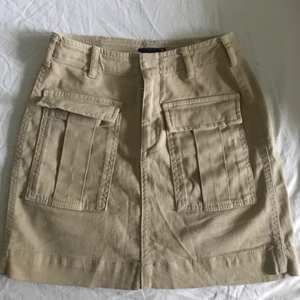 Kjol strl 36 - Kort beige jeanskjol från Ginatricot i storlek 36. Kjolen är i mycket bra skick.