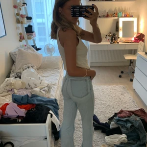 Ljusblåa jeans - De populära weekday jeansen! Så fina och fortfarande i bra skick. Litet hål vid en av hällorna men fixas vid eventuellt köp. 