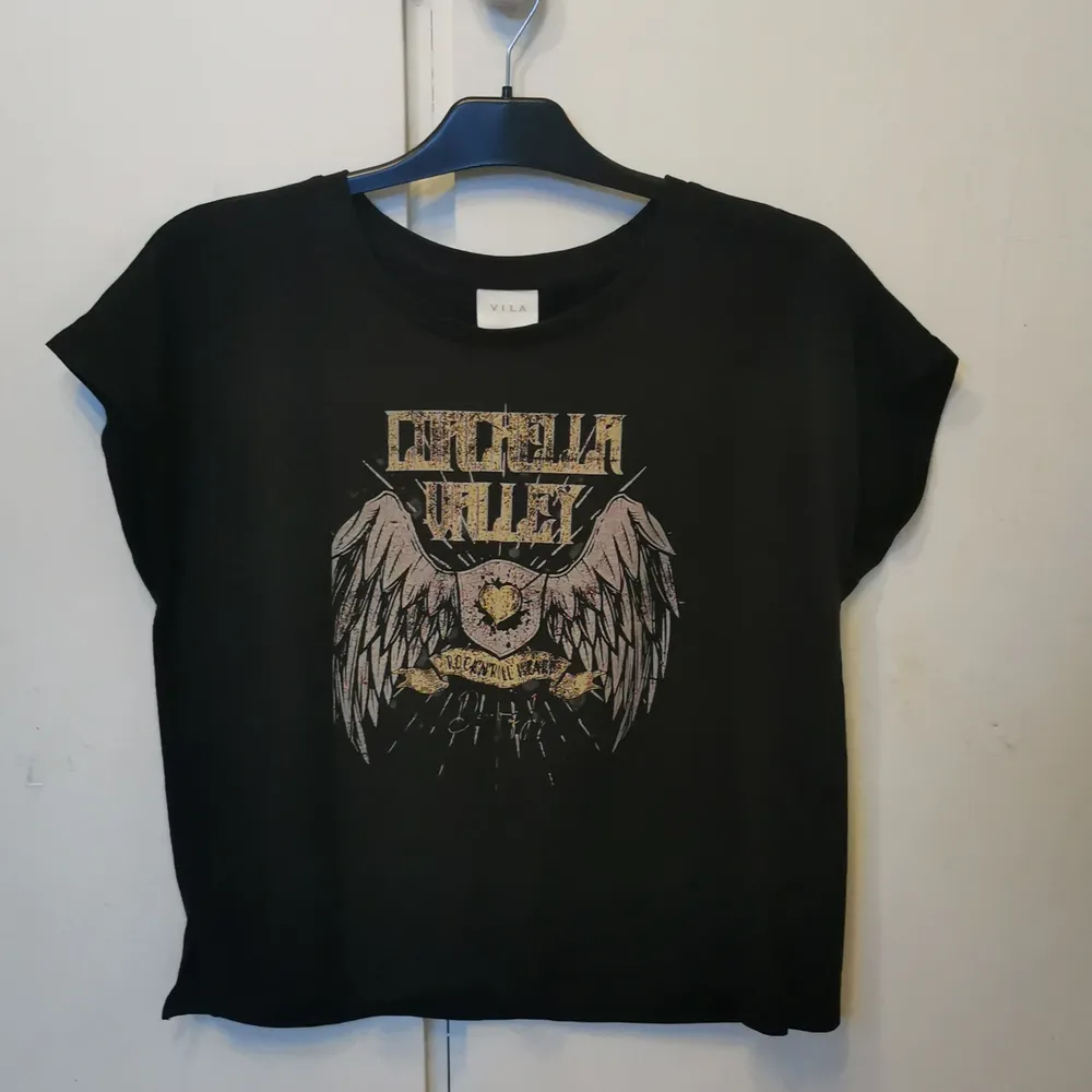 Använd en gång! Det är en Vila t-shirt i stl. M. Det är ingen magtröja men den lutar mer mot det hållet, den är vid och mer unisex formad frakt betals av köpare . T-shirts.