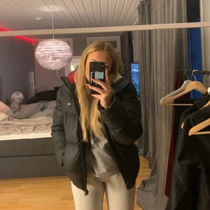 Tommy hilfiger dunjacka - En jättesnygg och jättevarm dunjacka som är perfekt nu inför höst och vinter. Den är i herrmodell och sitter därför lite för oversized (för min smak) på mig som är ca 1,58cm lång. Jackan har en luva den syns inte på bilderna bara. Inga hål eller skador, en komplett jacka helt enkelt. Säljes eller bytes mot någon annan slags dunjacka i lite mindre storlek☺️