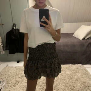 Zara kjol - Säljer denna helt slutsålda kjol från zara. Den är i storlek M men skulle säga att den är mer som en small. 